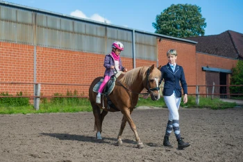 Конный спорт - выездное занятие в Чемодане сказок