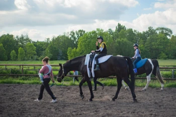 Конный спорт - выездное занятия в Чемодане сказок