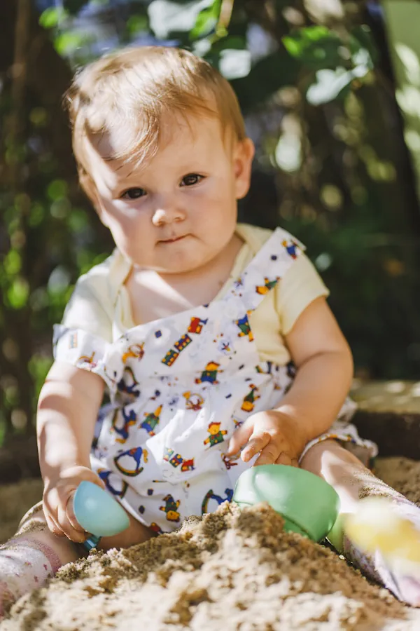 День открытого чемодана - малыш в песочнице