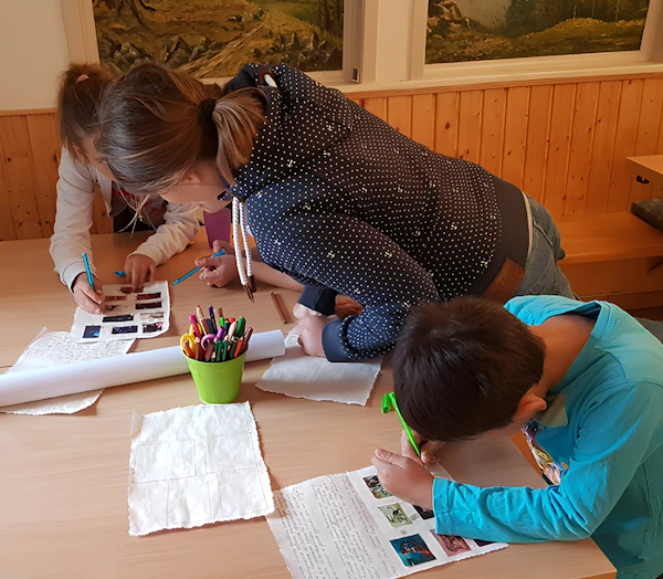 Дети вместе с преподавателем выполняют задание с фото и текстом.