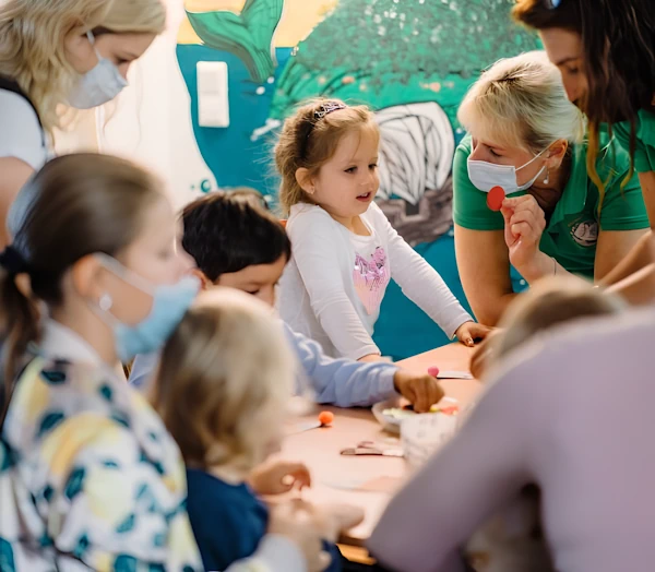 В Чемодане Сказок дети младшего возраста вместе с тремя педагогами и родителями в игровой форме знакомятся с цветами и формами.