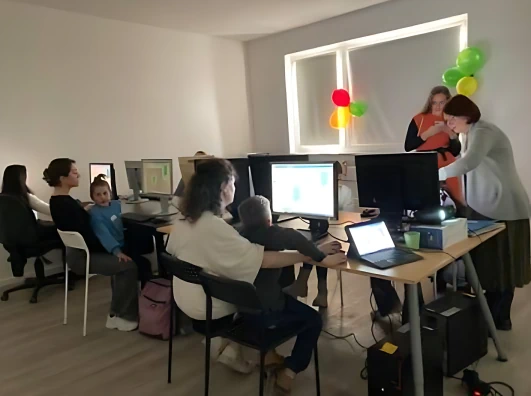 Auch Computerkurse gehören zum Programm - Märchenkoffer